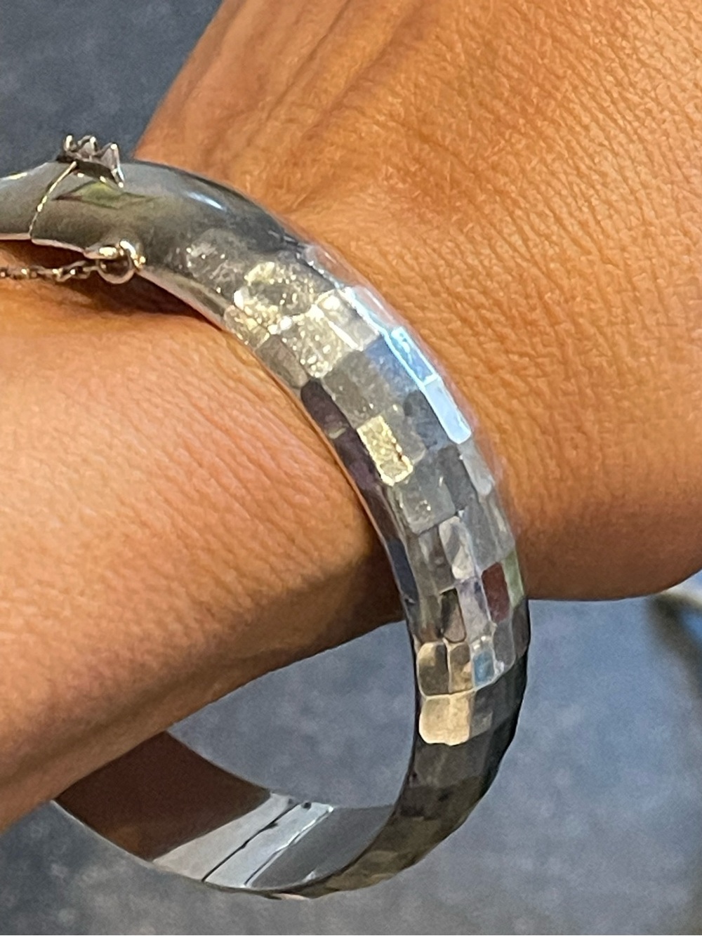 925 hinged bangle with tiled pattern stamped H.O.D. Thailand - size 7